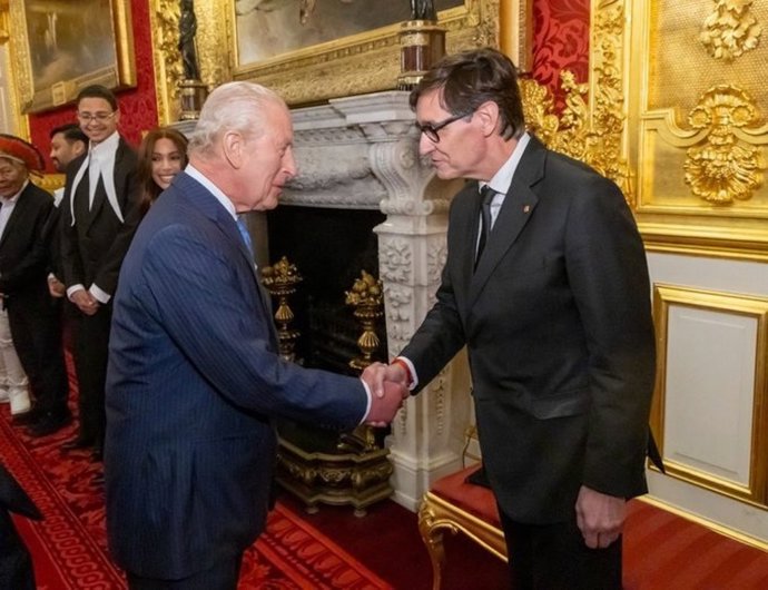 El rey Carlos III y el presidente de la Generalitat, Salvador Illa, se saludan en Londres en el marco de las jornadas organizadas por la Circular Bioeconomy Alliance (CBA), fundada por el monarca.