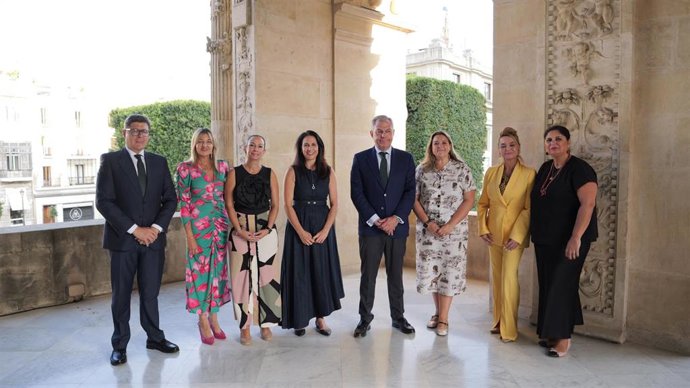 El alcalde de Sevilla, José Luis Sanz, recibe a la junta directiva de la Asociación de Empresarias Sevillanas por su décimo aniversario