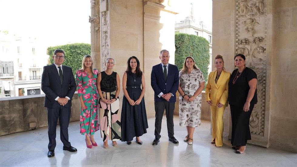 El alcalde de Sevilla, José Luis Sanz, recibe a la junta directiva de la Asociación de Empresarias Sevillanas por su décimo aniversario