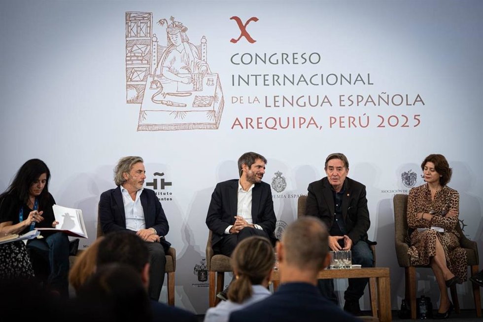 El ministro de Cultura, Ernest Urtasun en la Biblioteca Mario Vargas Llosa de Arequipa (Perú)