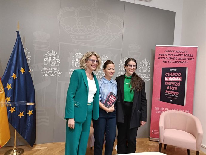 La ministra Sira Rego junto a las autoras del libro 'Cuando la cigüeña empezó a ver porno'.