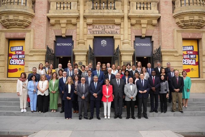 Foto de familia de los participantes en el XV Encuentro MES–CRUE en la Universidad de Córdoba.