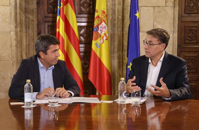 El 'president' de la Generalitat, Carlos Mazón, se reúne con el director de la planta de la factoría Ford de Almussafes, Daniel Ruiz