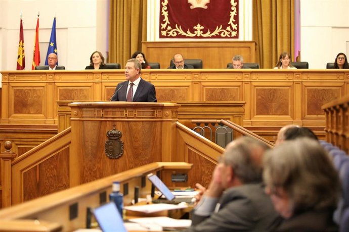 El presidente de la Junta de Castilla-La Mancha, Emiliano García-Page, durante la primera sesión del Debate sobre el Estado de la Región, en las Cortes de Castilla-La Mancha.
