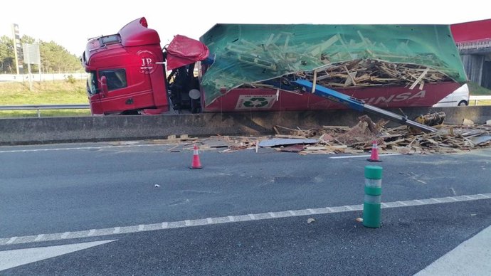 Estado del camión tras chocar contra la mediana
