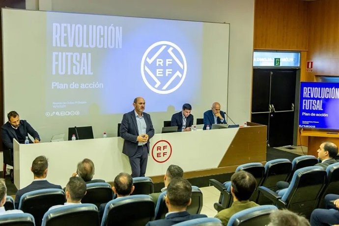Rafael Louzán, presidente de la RFEF, durante una reunión del Comité Nacional de Fútbol Sala.