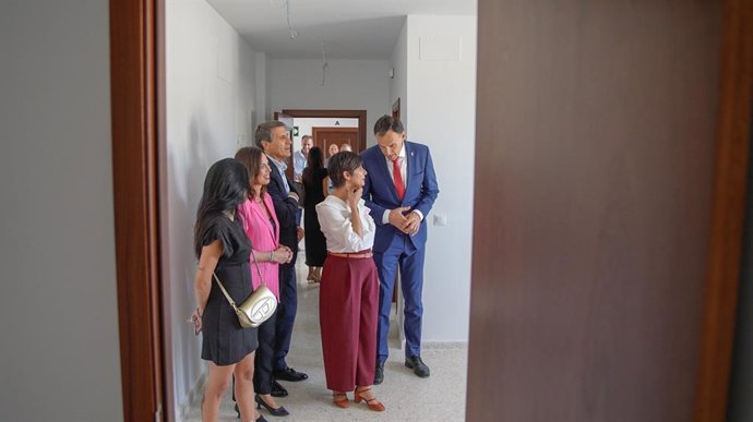 La ministra de Vivienda y Agenda Urbana, Isabel Rodríguez, y la consejera de Fomento, Articulación del Territorio y Vivienda, Rocío Díaz, en la entrega de las llaves.