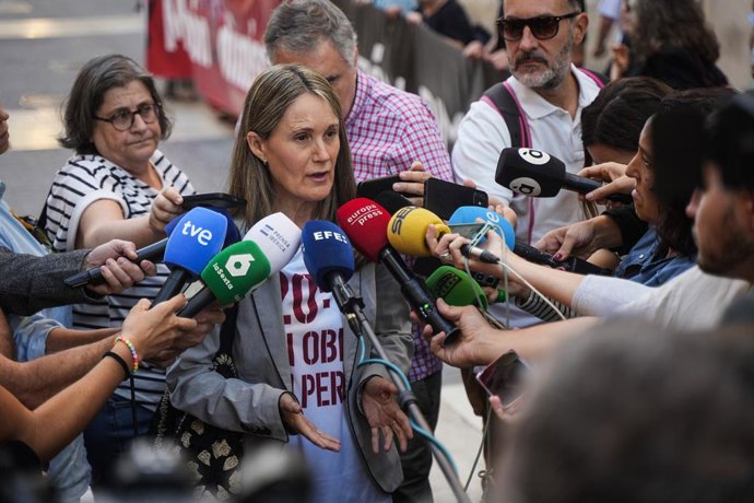 A presidente da Associació Víctimes Mortals DANA 29-O, Rosa María Álvarez, faz declarações à imprensa durante uma manifestação para exigir a renúncia de Mazón, em frente ao Les Corts Valencianes, em 23 de setembro de 2025, em Valência, Comunidade Valencia