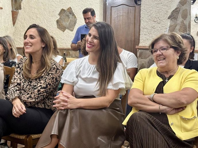 La secretaria general del PP de Córdoba, Araceli Cabello (centro).