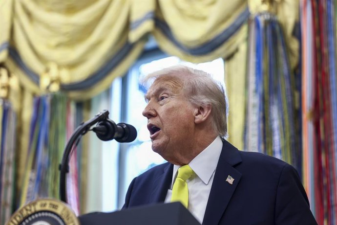 15 de outubro de 2025, Washington, Distrito de Columbia, EUA: O presidente dos Estados Unidos, Donald J. Trump, faz comentários durante uma coletiva de imprensa no Salão Oval da Casa Branca em Washington, DC, EUA, em 15 de outubro de 2025. O presidente Tr