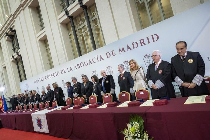 El ICAM reconoce la trayectoria de más de 400 letrados y entrega su medalla de honor a tres figuras clave de la abogacía