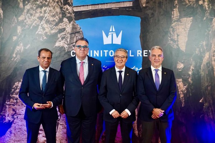 El presidente de la Diputación de Málaga, Francisco Salado, con el consejero de Turismo, Arturo Bernal; el director general de la RTVA, Juande Mellado; y Elías Bendodo.