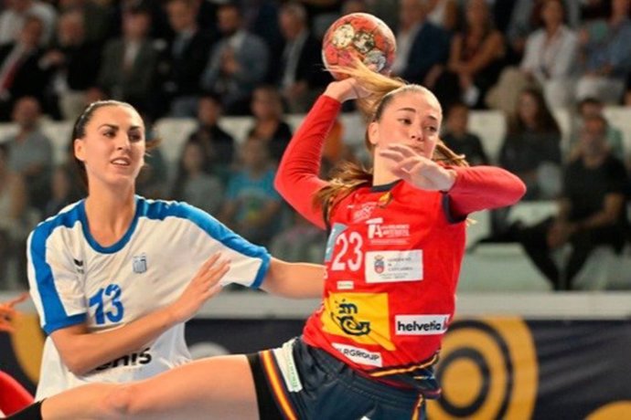 Paula Arcos, durante un partido con la selección española femenina de balonmano.