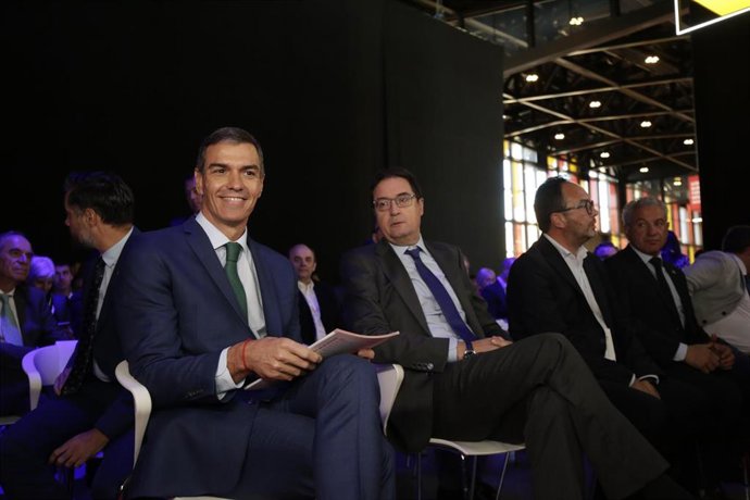 El presidente del Gobierno, Pedro Sánchez (i), participa en la 19º edición del Encuentro Internacional de Seguridad de la Información (ENISE), congreso que organiza el Instituto Nacional de Ciberseguridad (INCIBE), a 16 de octubre de 2025, en León, Castil