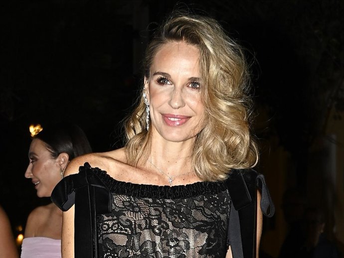 Carola Baleztena llega al Palacio de Santoña para asistir a la V edición de la gala benéfica ELLE x Hope, a 16 de octubre de 2025, en Madrid (España).