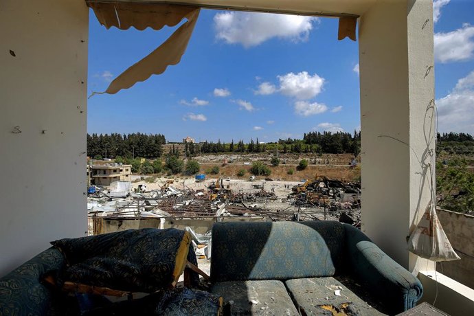 Archivo - September 4, 2025, Ansarieh, Ansarieh, Lebanon: Wreckage of heavy equipment are seen from a partially destroyed balcony shattered by an Israeli overnight airstrike on an industrial complex in the Lebanese southern coastal town of Ansarieh. A str