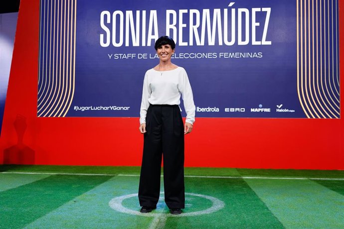Archivo - Sonia Bermúdez posa tras ser presentada como nueva seleccionadora nacional femenina de fútbol