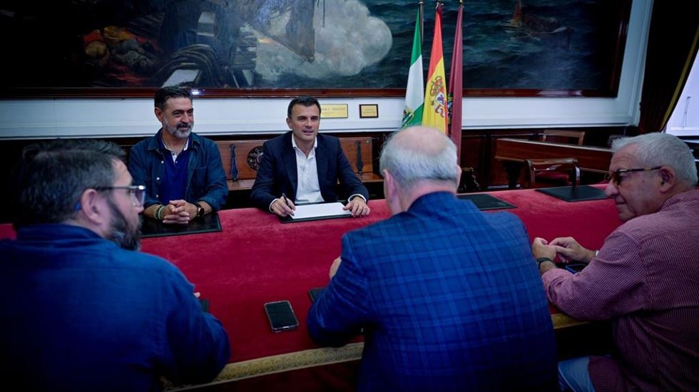 Reunión del alcalde de Cádiz, Bruno García, con el presidente del Consejo Local de Hermandades y Cofradías, Juan Carlos Jurado.