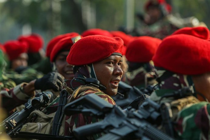 Archivo - Soldados indonesios en un desfile de las Fuerzas Armadas