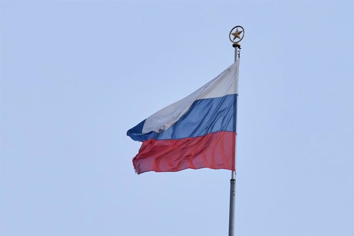 Archivo - FILED - 27 November 2024, Berlin: The Russian flag flies on the Russian embassy. A passenger plane with 49 people on board has crashed in eastern Russia, authorities say. Photo: Annette Riedl/dpa