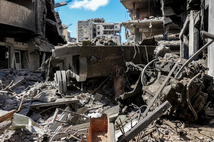 12 de outubro de 2025, Cidade de Gaza, Faixa de Gaza, Território Palestino: Os restos de um robô explosivo estão em meio aos escombros de edifícios destruídos na área de Karameh, ao norte de Gaza, em 12 de outubro de 2025, depois que Israel e o Hamas conc