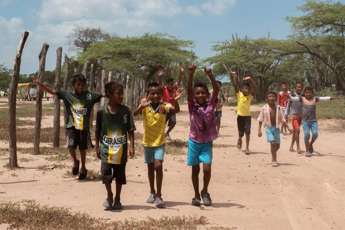 Archivo - Arquivo - 26 de setembro de 2021, Mayapo, La Guajira, Colômbia: Crianças de várias comunidades indígenas Wayuu posam para uma foto durante uma Missão Humanitária desenvolvida por "De Corazon Guajira" em Mayapo, La Guajira - Colômbia, onde visita