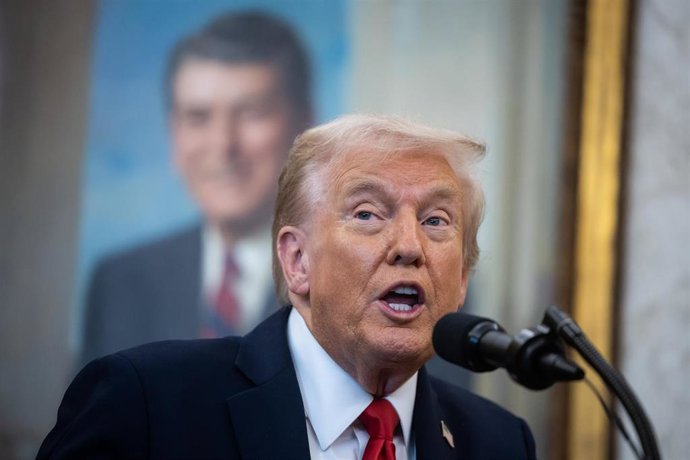 El presidente de Estados Unidos, Donald Trump, se dirige a las autoridades y medios de comunicación presentes en el Despacho Oval de la Casa Blanca, en Washington D.C.