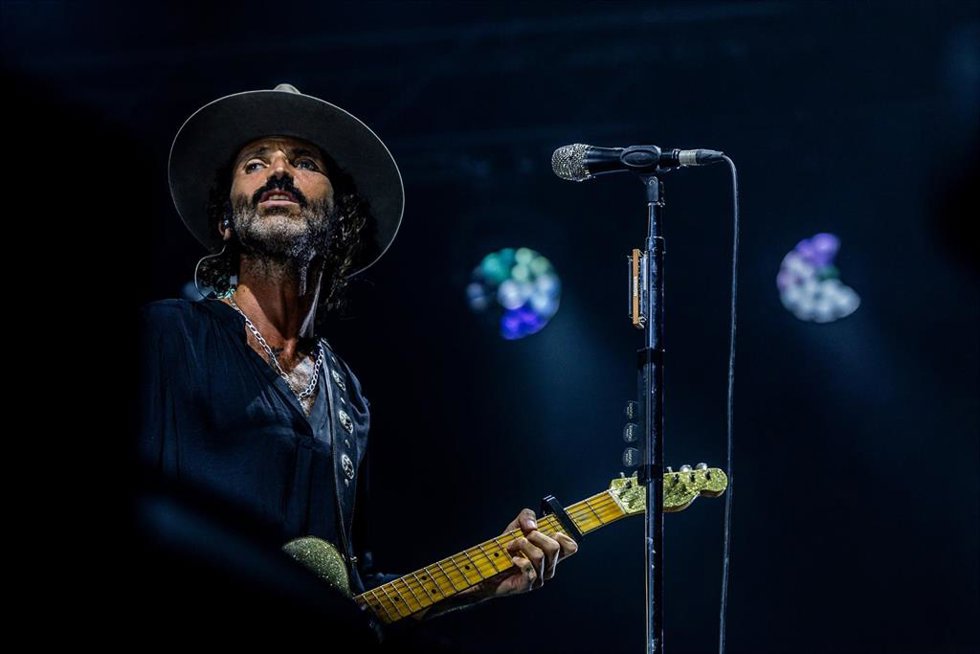 Archivo - El cantante Leiva actúa durante su concierto en el Movistar Arena, a 21 de junio de 2025, en Madrid (España).