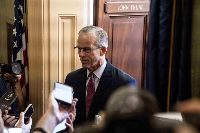 2 de outubro de 2025, Washington, Distrito de Colúmbia, EUA: O líder da maioria no Senado dos Estados Unidos, John Thune (republicano de Dakota do Sul), reúne-se com repórteres no corredor do lado de fora da Câmara do Senado dos EUA no Capitólio dos EUA e