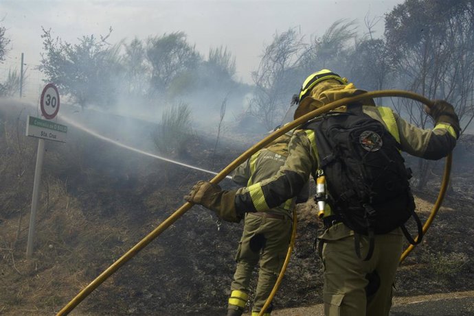 Varios servicios de emergencia trabajan en la extinción del fuego, en las proximidades de O Bolo, a 19 de septiembre de 2025, Ourense, Galicia (España).