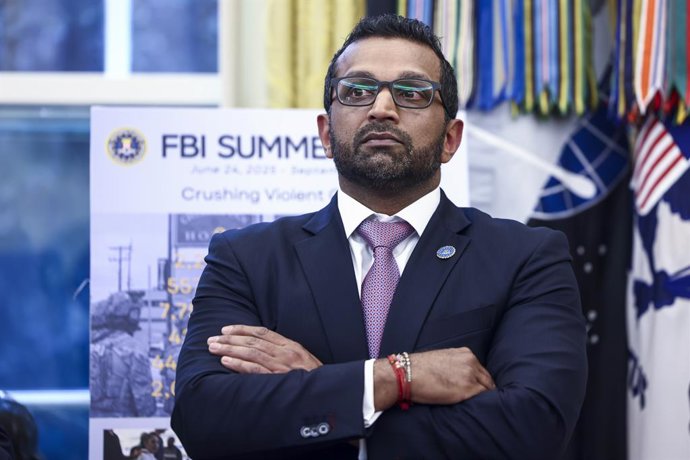 15 de outubro de 2025, Washington, Distrito de Columbia, EUA: Kash Patel, diretor do Federal Bureau of Investigation (FBI), observa enquanto o presidente dos Estados Unidos, Donald J. Trump, responde a uma pergunta da mídia durante uma coletiva de imprens