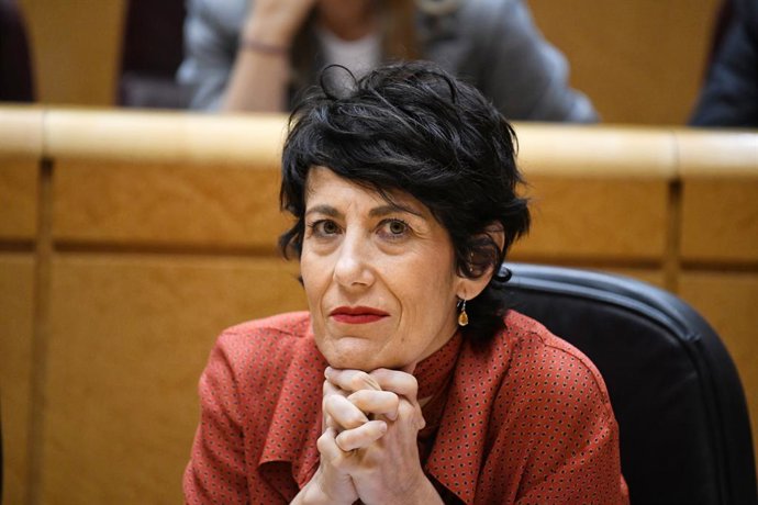 La ministra de Inclusión, Seguridad Social y Migraciones, Elma Saiz, durante una sesión de control al Gobierno, en el Senado, a 7 de octubre de 2025, en Madrid (España). Una semana más la oposición ha sometido al Gobierno a una sesión de control que se ha