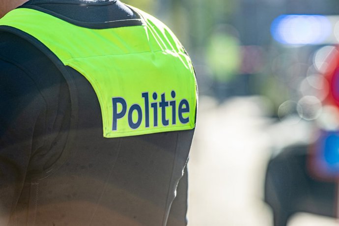 Un policía belga durante un operativo contra grupos de ultraderecha en Antwerp, en la región flamenca (archivo)