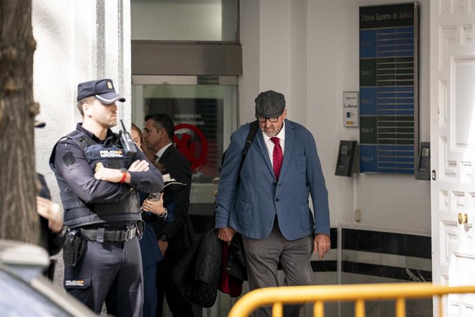 Ex-conselheiro ministerial Koldo García em sua chegada à Suprema Corte em 15 de outubro de 2025 em Madri (Espanha). Koldo está testemunhando no âmbito do caso em que está sendo investigado por sua suposta participação em um suposto esquema de cobrança de 