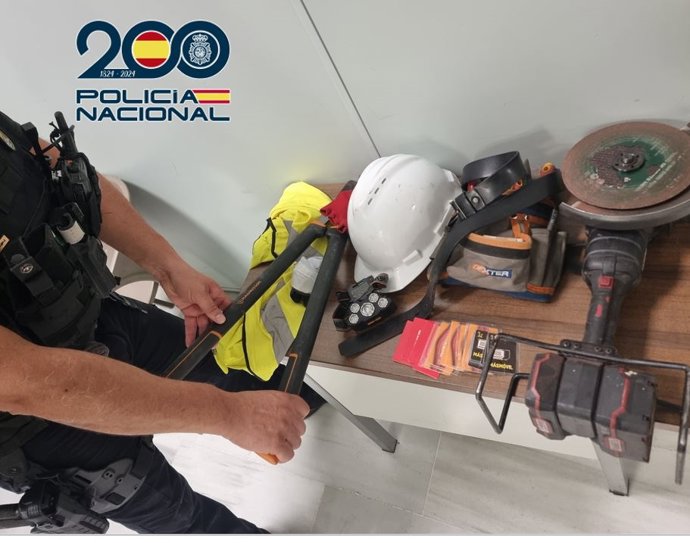 Herramientas intervenidas tras la detención del sospechoso de robo de cable en Granada