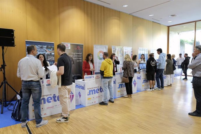 Casi un millar de personas asisten en la II Feria del Metal de Cantabria