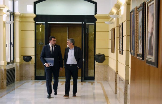 El presidente del Principado, Adrián Barbón, y el consejero de Movilidad, Alejandro Calvo.