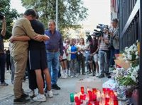 Concentración en Sevilla en apoyo a la familia de la menor suicidada tras sufrir acoso escolar: "No le hicieron caso"