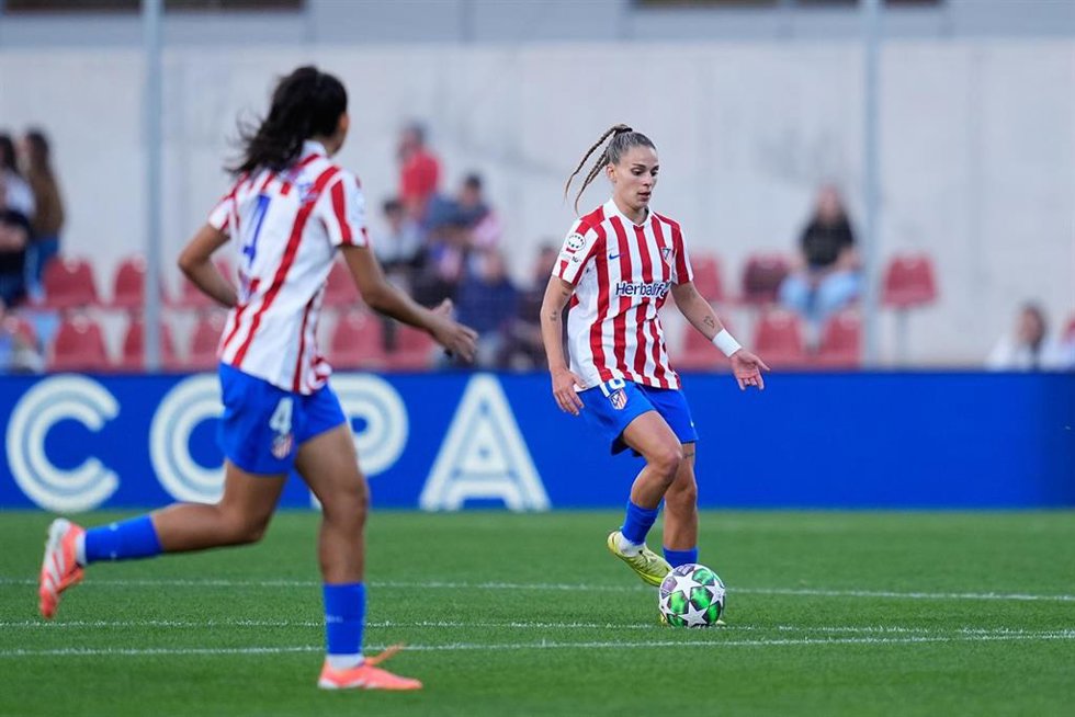 La brasileña Gio Garbelini (Atlético de Madrid), ante el Manchester United en el partido de la Women's Champions League 2025-26 en el Centro Deportivo Wanda Alcala de Henares.