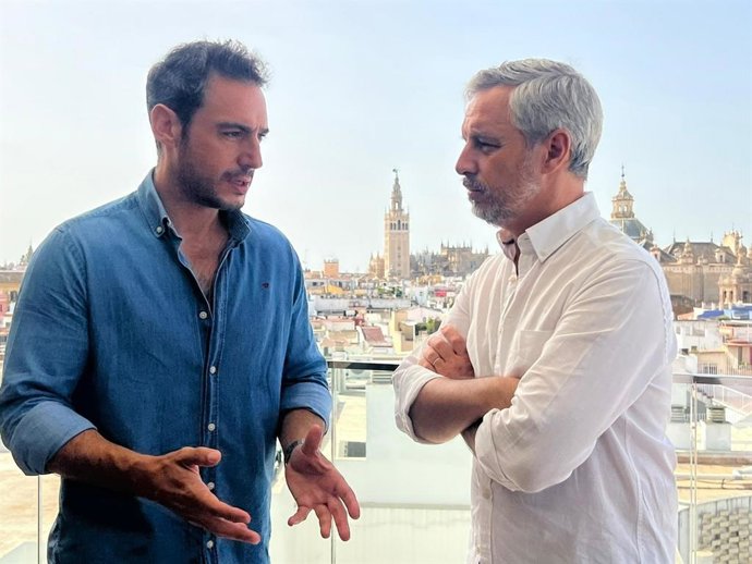 El secretario general del PP de Sevilla, Agustín Aguilera (i.) y Juan Bravo