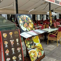 Archivo - Terraza de un restaurante.