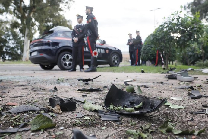 Restos del vehículo del periodista italiano Sigfrido Ranucci tras una explosión junto a su vivienda