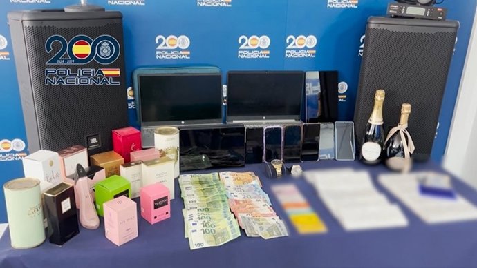 Dinero en efectivo, colonias, relojes de lujo y teléfonos móviles incautados a una organización criminal dedicada a la estafa a través de pagarés sin fondos