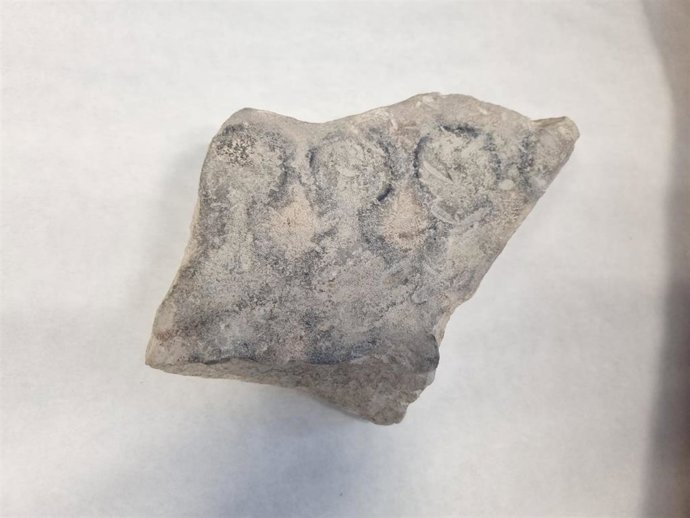 Molde de piedra para la producción de moneda hallado en el yacimiento de Obulco, en Porcuna.