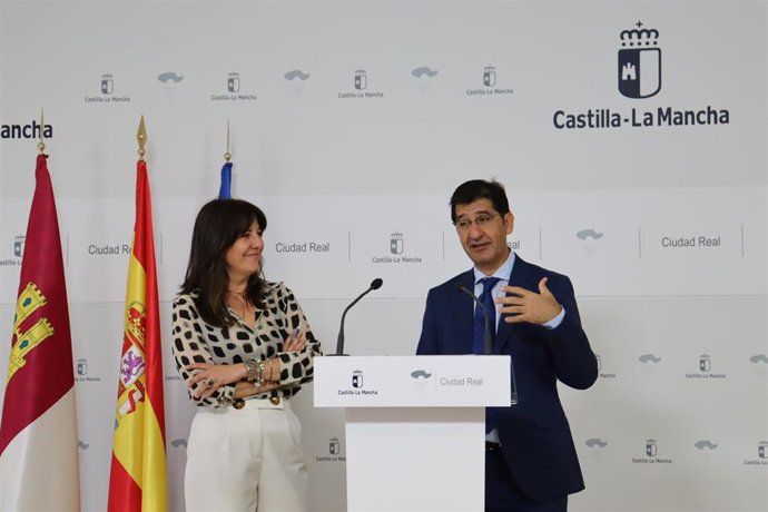 El vicepresidente segundo de la Junta, José Manuel Caballero, en rueda de prensa junto a la delegada de la Junta en Ciudad Real, Blanca Fernández.