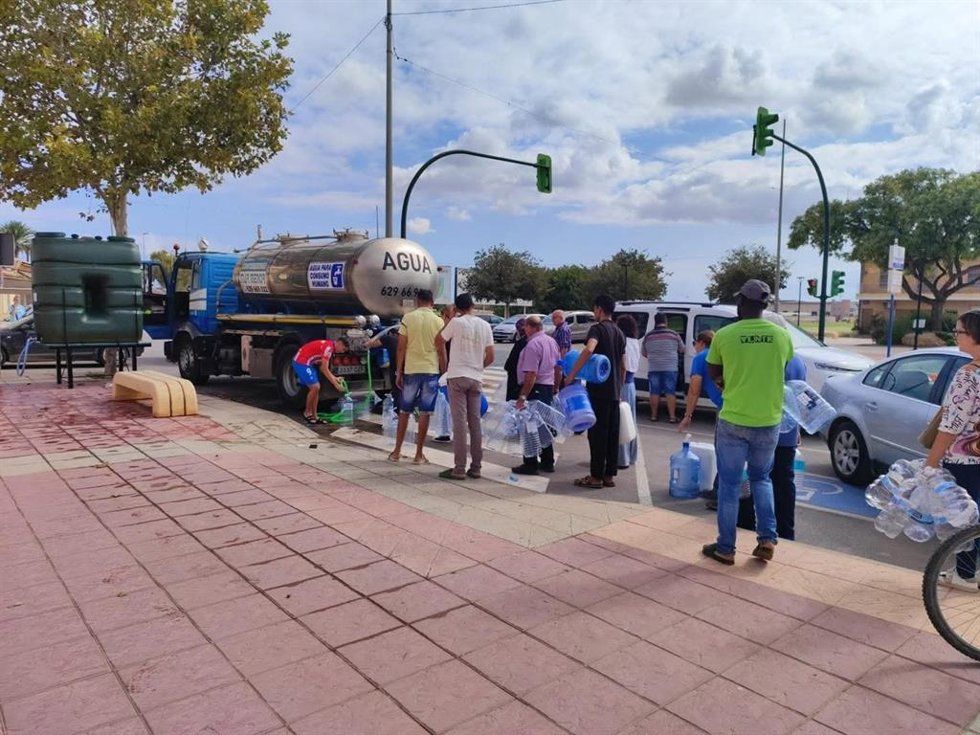 Vecinos de Torre Pacheco recogiendo agua en una cuba móvil