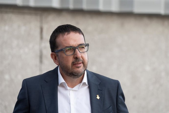 Archivo - L'alcalde de Vic, Albert Castells, en una imatge d'arxiu
