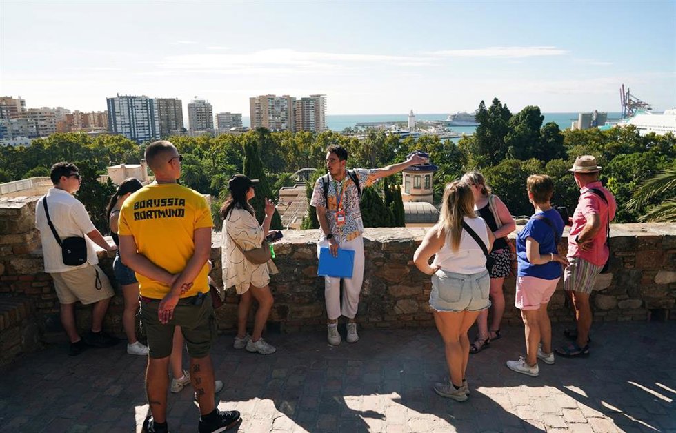 Archivo - Turista visitando la ciudad.