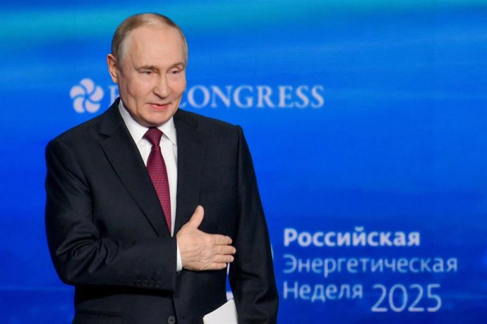 16 de outubro de 2025, Rússia, Moscou: O presidente da Rússia, Vladimir Putin, fala durante o Fórum da Semana de Energia Russa 2025 no Manege Central Exhibition Hall em Moscou. Foto: Grigory Sysoyev/TASS via ZUMA Press/dpa