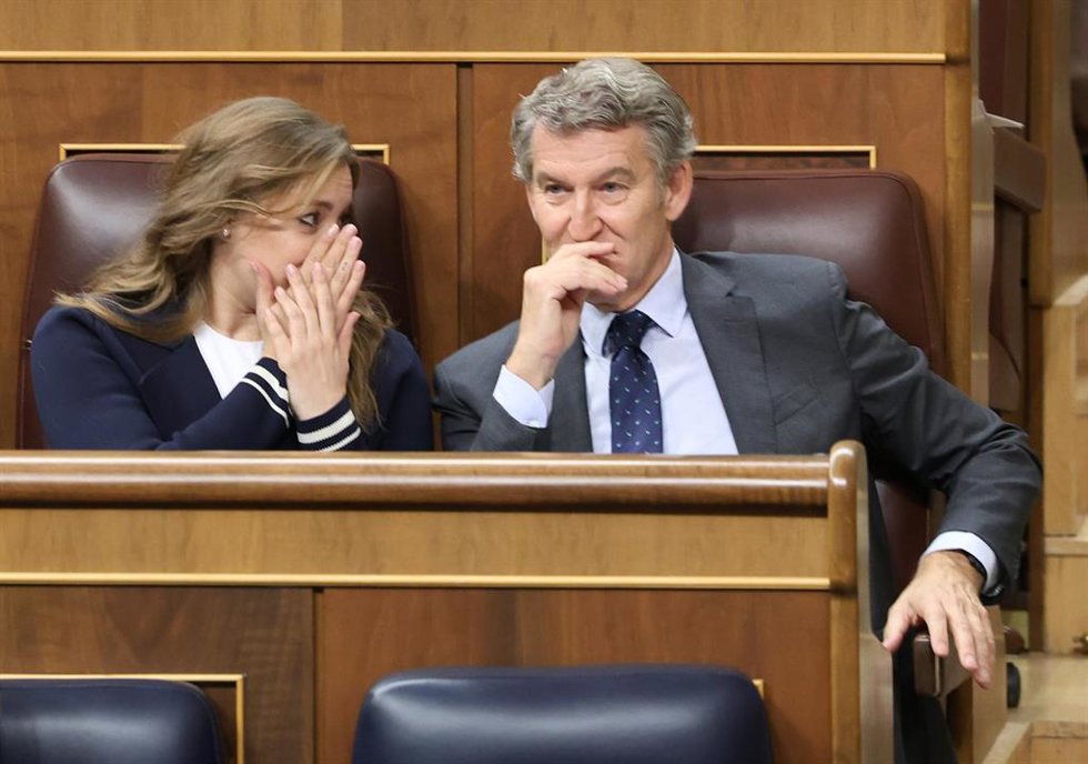 La portavoz del grupo popular en el congreso, Ester Muñoz, y el presidente del PP, Alberto Núñez Feijóo, durante una sesión de control al Gobierno, en el Congreso, a 15 de octubre de 2025, en Madrid (España).
